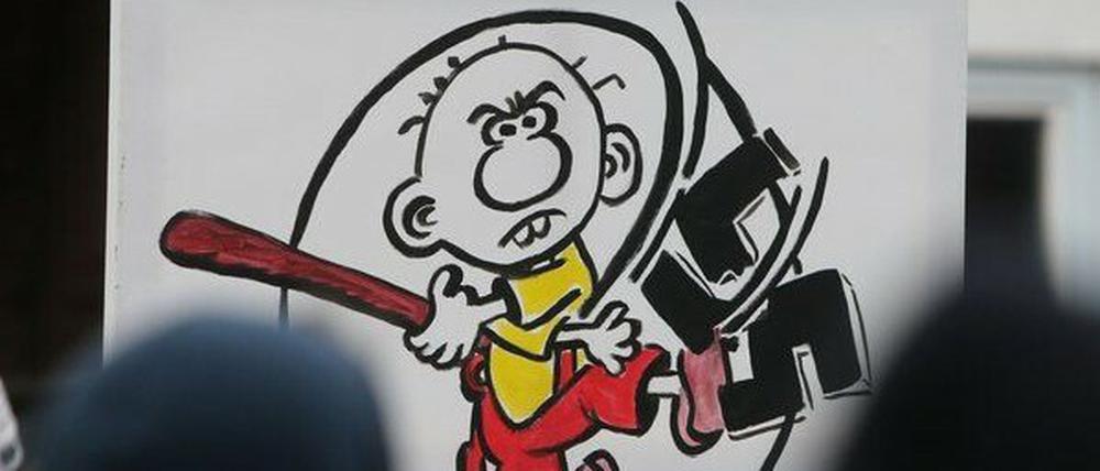 An drei Orten in Brandenburg ist die Polizei am Wochenende gegen rechte Symbole vorgegangen.