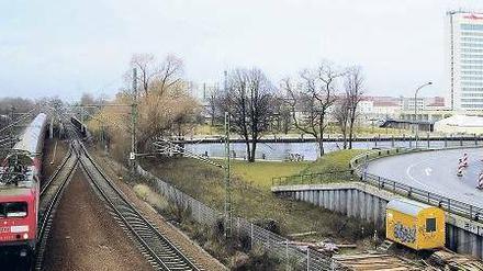 Brückenschlag. Entlang der Eisenbahnstrecke unter der Langen Brücke soll eine Autostraße über die Neustädter Havelbucht führen und in der Brandenburger Vorstadt an der Nansenstraße auf die Zeppelinstraße stoßen. Die Friedrich-List-Straße (r.) ist bereits der Anfang. Die Kurzversion dieser innerstädtischen Entlastungsstraße endet an der Dortustraße – die sogenannte Stummel-Ises.
