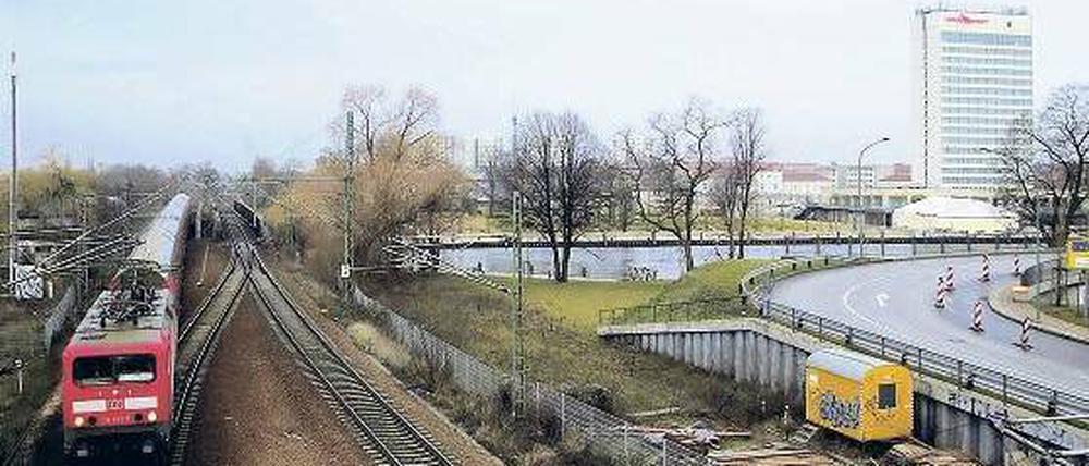 Brückenschlag. Entlang der Eisenbahnstrecke unter der Langen Brücke soll eine Autostraße über die Neustädter Havelbucht führen und in der Brandenburger Vorstadt an der Nansenstraße auf die Zeppelinstraße stoßen. Die Friedrich-List-Straße (r.) ist bereits der Anfang. Die Kurzversion dieser innerstädtischen Entlastungsstraße endet an der Dortustraße – die sogenannte Stummel-Ises.