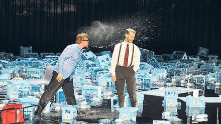 Bis zum Hals steht das Wasser zwar nicht. Aber eitel Sonnenschein hinsichtlich der Besucherzahlen herrschen im Hans Otto Theater nicht. Über die Ursachen wird diskutiert. Aber gespuckt wie in „Der Volksfeind“ mit René Schwittay (links) und Axel Sichrovsky wird dabei noch nicht.