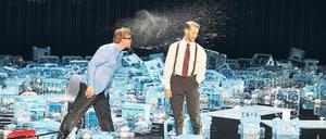 Bis zum Hals steht das Wasser zwar nicht. Aber eitel Sonnenschein hinsichtlich der Besucherzahlen herrschen im Hans Otto Theater nicht. Über die Ursachen wird diskutiert. Aber gespuckt wie in „Der Volksfeind“ mit René Schwittay (links) und Axel Sichrovsky wird dabei noch nicht.