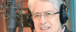 Legenden bei der Arbeit. Frank Elstner (li.) moderierte gestern in Babelsberg zum ersten Mal seit 30 Jahren wieder eine Radiosendung. Dagmar Berghoff (re.) beim Verlesen der Radio-Eins-Nachrichten.