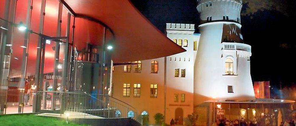 Schön. Auch drinnen? Die Schauspieler verteidigen ihr Theater.