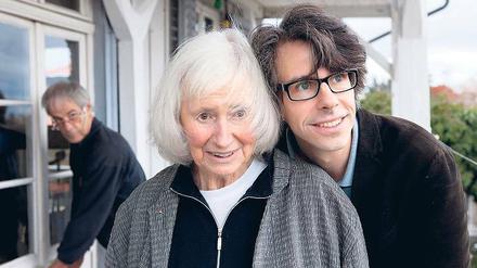 Respektvoll. David Sieveking (r.) porträtiert in seinem Film seine Mutter Gretel Sieveking, die an Alzheimer erkrankt ist.