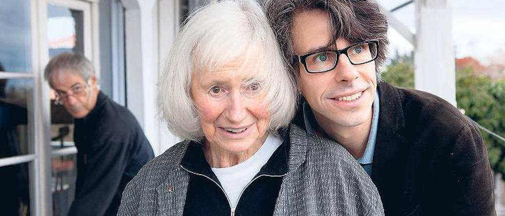 Respektvoll. David Sieveking (r.) porträtiert in seinem Film seine Mutter Gretel Sieveking, die an Alzheimer erkrankt ist.