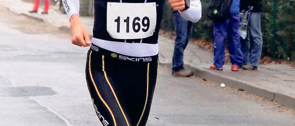 Will es 2013 noch einmal wissen. Potsdams Triathlet Christian Prochnow, hier beim diesjährigen Caputher Seelauf, bei dem er Dritter über zehn Kilometer wurde.