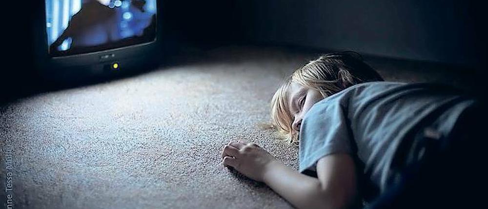 Die Eltern sind weg, der Fernseher ist an. Vielen Schichtarbeitern und Alleinerziehenden fehlt es an passenden Betreuungsmöglichkeiten für ihre Kinder in der Nacht. In Teltow soll ihnen nun geholfen werden: Die Stadt will ab August eine Rund-um-die-Uhr-Betreuung an sieben Tagen in der Woche anbieten.