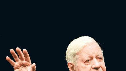 Schönen Gruß aus Hamburg. Alt-Kanzler Helmut Schmidt hat Berlin scharf kritisiert. Was er von den Schloss-Plänen hält? „Fragen Sie doch mal die Menschen in Gelsenkirchen oder Magdeburg, was denen daran liegt.“