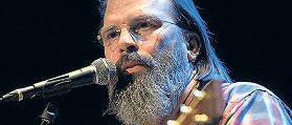 Er sieht hin. Sänger Steve Earle.