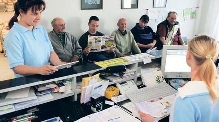 Geduld ist gefragt. Wer in ländlichen Regionen Brandenburgs einen Arzttermin hat, sollte viel Zeit mitbringen. Volle Wartezimmer wie in dieser Landarztpraxis in Briesen (Oder-Spree) sind die Regel. Eine neue bundesweite Regelung soll es den Ländern nun ermöglichen, zusätzliche Ärztestellen in unterversorgten Regionen einzuplanen. Eine Lösung für den Ärztemangel in vielen ländlichen Gebieten ist das aber noch nicht, warnen Experten. Zu unattraktiv sei das Leben auf dem Land vielerorts.