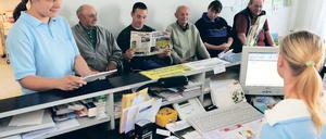 Geduld ist gefragt. Wer in ländlichen Regionen Brandenburgs einen Arzttermin hat, sollte viel Zeit mitbringen. Volle Wartezimmer wie in dieser Landarztpraxis in Briesen (Oder-Spree) sind die Regel. Eine neue bundesweite Regelung soll es den Ländern nun ermöglichen, zusätzliche Ärztestellen in unterversorgten Regionen einzuplanen. Eine Lösung für den Ärztemangel in vielen ländlichen Gebieten ist das aber noch nicht, warnen Experten. Zu unattraktiv sei das Leben auf dem Land vielerorts.