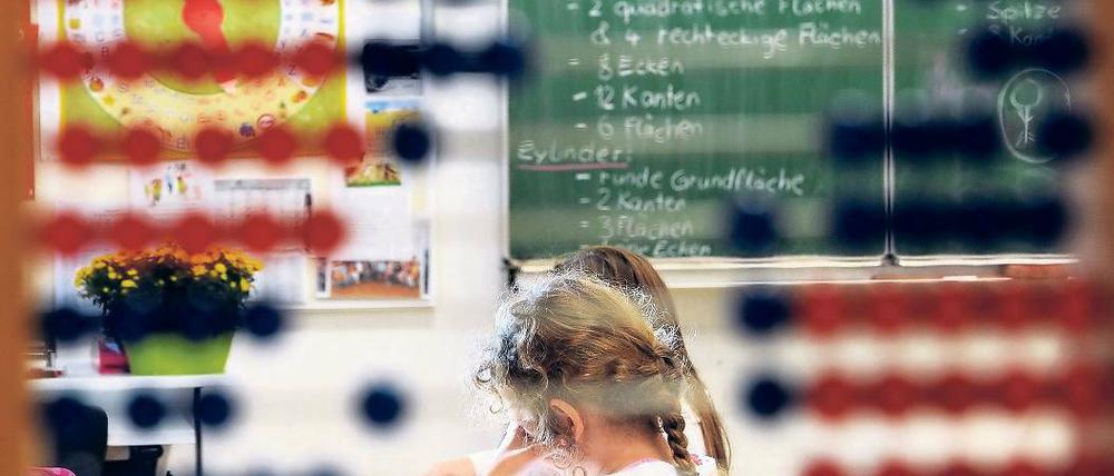 Woher soll Hilfe kommen? Nicht nur die Kinder mit einer Lernschwäche beim Lesen, Schreiben oder Rechnen sind überfordert. Auch Eltern und Lehrer wissen oft nicht mehr weiter, wie diesen Kindern geholfen werden kann, damit sie sich nicht als Versager fühlen
