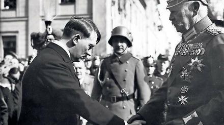 Am Tag von Potsdam, dem 21. März 1933, reicht Reichskanzler Adolf Hitler (links) Reichspräsident Paul von Hindenburg demütig die Hand.