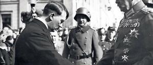 Am Tag von Potsdam, dem 21. März 1933, reicht Reichskanzler Adolf Hitler (links) Reichspräsident Paul von Hindenburg demütig die Hand.