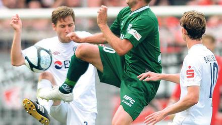 Duell am Babelsberger Park. Anton Müller (rechts), hier im Zweikampf mit Matthias Kühne, konnte mit dem Halleschen FC das Drittliga-Hinspiel beim SVB mit 1:0 gewinnen und will auch im Rückspiel am Samstag alle drei Punkte.