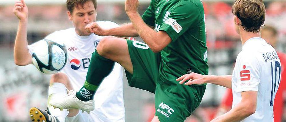 Duell am Babelsberger Park. Anton Müller (rechts), hier im Zweikampf mit Matthias Kühne, konnte mit dem Halleschen FC das Drittliga-Hinspiel beim SVB mit 1:0 gewinnen und will auch im Rückspiel am Samstag alle drei Punkte.