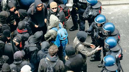 Dokumentiert. Bei dem europaweiten antikapitalistischen Aktionstag am 31. März 2012 kam es in Frankfurt am Mai zu Ausschreitungen, ein Beamter wurde schwer verletzt. Mit der Razzia bei Fotografen suchen die Behörden nach Hinweisen auf Beteiligte.