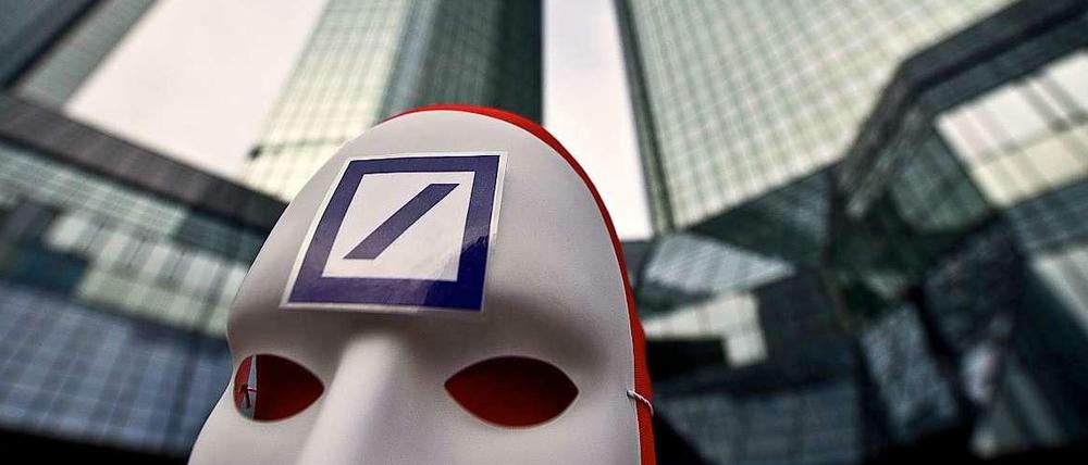 Vor den Bankentürmen in Frankfurt am Main wird häufig demonstriert. Bei Protesten kam es 2012 zu Zusammenstößen.