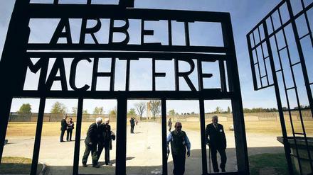 Gegen das Vergessen: Ehemalige Häftlinge zu Besuch im KZ Sachsenhausen.