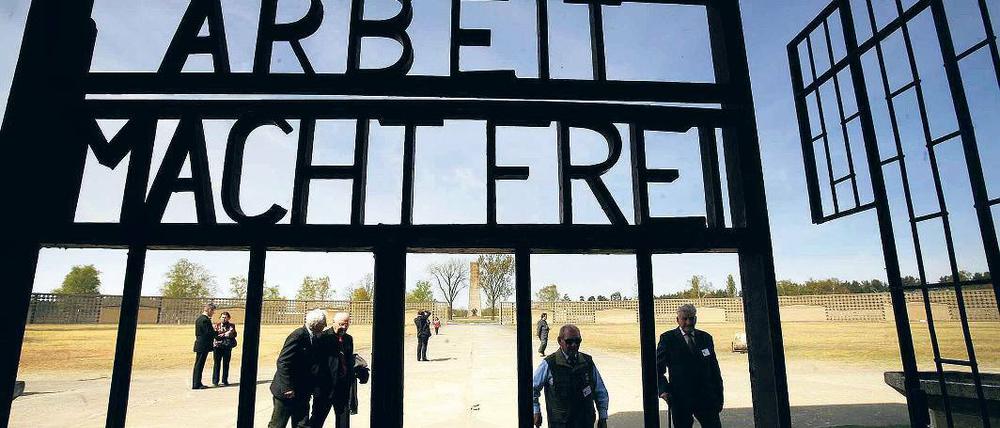 Gegen das Vergessen: Ehemalige Häftlinge zu Besuch im KZ Sachsenhausen.