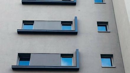 Graues Vorbild. Die Wohnheime in der Breiten Straße 1, 3, 5 und 7 sind bereits saniert. Die Fassade des Blocks in der Breiten Straße 15 bis 21 soll sich daran orientieren. Kritiker ist der graue Putz jedoch zu trist.