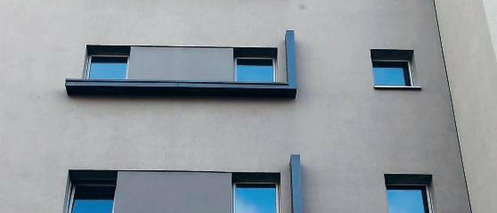 Graues Vorbild. Die Wohnheime in der Breiten Straße 1, 3, 5 und 7 sind bereits saniert. Die Fassade des Blocks in der Breiten Straße 15 bis 21 soll sich daran orientieren. Kritiker ist der graue Putz jedoch zu trist.