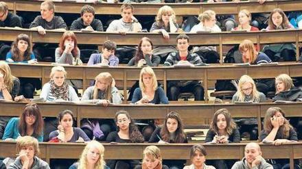 Die Universität Potsdam befürchtet, bei weiterer Unterfinanzierung bis zu 20 Prozent ihrer Studienplätze abbauen zu müssen.