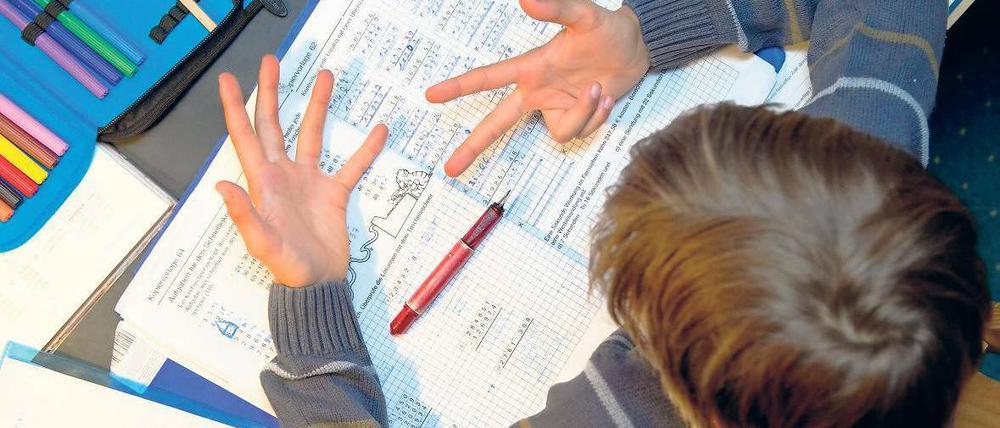 An allen zehn Fingern abzählen. Dyskalkulie-Kinder versuchen oft, alle Matheaufgaben mit den Fingern oder mit Anschauungsmaterialien zu bewältigen. Das führt selten zum Erfolg. Die Kinder kostet es enorme Anstrengungen, dem Unterricht zu folgen.
