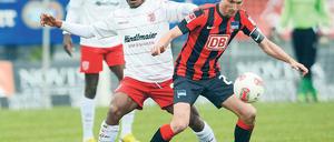 Andenken aus Bayern. Herthas Ersatzkapitän Peer Kluge (r.) zog sich in Regensburg einen Außenbandanriss zu. Sein Einsatz gegen Union ist äußerst fraglich.