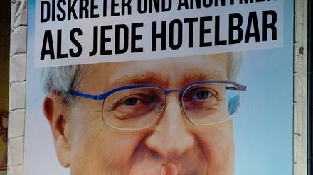 Die Seitensprung-Agentur Ashley Madison wirbt mit dem Konterfei von FDP-Fraktionschef Rainer Brüderle auf einem Plakat in der Nähe vom Bahnhof Zoo in Berlin.
