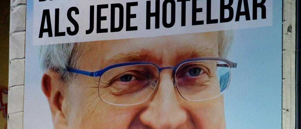 Die Seitensprung-Agentur Ashley Madison wirbt mit dem Konterfei von FDP-Fraktionschef Rainer Brüderle auf einem Plakat in der Nähe vom Bahnhof Zoo in Berlin.