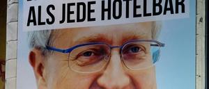 Die Seitensprung-Agentur Ashley Madison wirbt mit dem Konterfei von FDP-Fraktionschef Rainer Brüderle auf einem Plakat in der Nähe vom Bahnhof Zoo in Berlin.