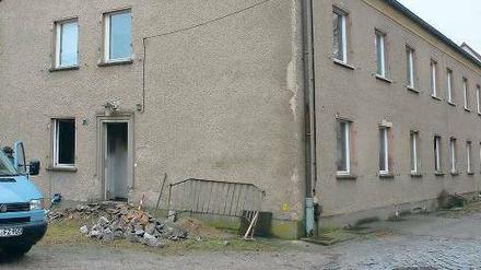 Neues Heim für Flüchtlinge. Wenige Tage nach dem Brandanschlag in der Silvesternacht begannen am Gebäude im Schwarzen Weg in Beelitz-Heilstätten die Bauarbeiten. Zum 1. März sollen sie abgeschlossen sein.