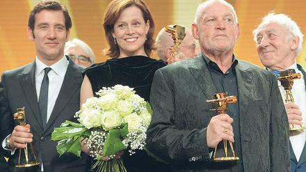 Ein bisschen ostalgisch. Die Stars Sigourney Weaver und Clive Owen bei der Verleihung der „Goldenen Kamera“.