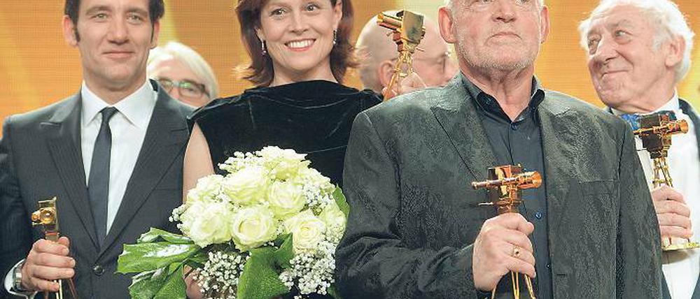 Ein bisschen ostalgisch. Die Stars Sigourney Weaver und Clive Owen bei der Verleihung der „Goldenen Kamera“.