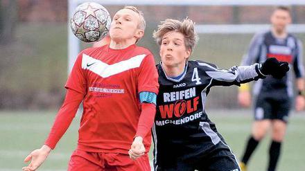 Den Ball im Blick. Christian Schultz (l., Babelsberg) und Janosch Balke (Michendorf) beim Zweikampf.