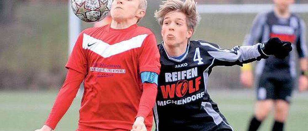 Den Ball im Blick. Christian Schultz (l., Babelsberg) und Janosch Balke (Michendorf) beim Zweikampf.
