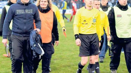 Frostiger Gang in die Kabine. Babelsbergs Trainer Christian Benbennek (links) haderte am Samstag mit den beiden Gelben Karten, die Schiedsrichter Tim Sönder (rechts) seinem Abwehrspieler Assimiou Toure gezeigt hatte.