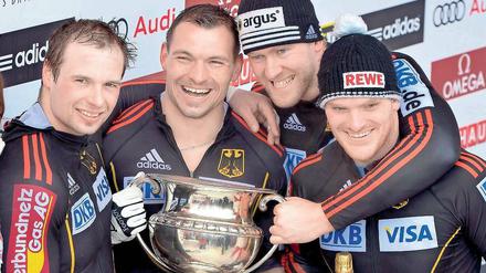 WM-Jubel. Pilot Maximilian Arndt (r.) mit seinem Weltmeisterteam.
