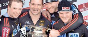 WM-Jubel. Pilot Maximilian Arndt (r.) mit seinem Weltmeisterteam.