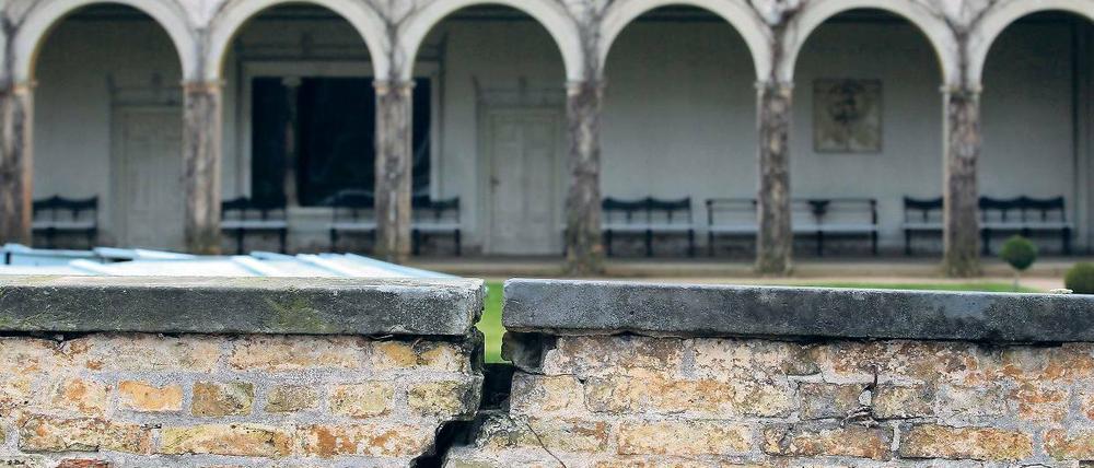 Nackter Verfall: Die Römischen Bäder sind eines der größten Sorgenkinder der Schlösserstiftung. Die Mauern zeigen tiefe Risse, der Putz bröckelt, das Ensemble droht in sich zusammenzufallen. Um es zu retten, braucht die Stiftung auch nach Auslaufen des Masterplans im Jahr 2017 Geld.