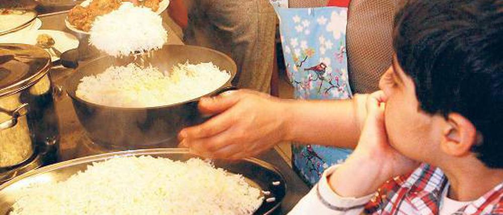 Der Duft der Heimat. Der achtjährige Benjamin half seiner Mutter Parwana Mohseni beim Kochen afghanischer Speisen im Friedrich-Reinsch-Haus.