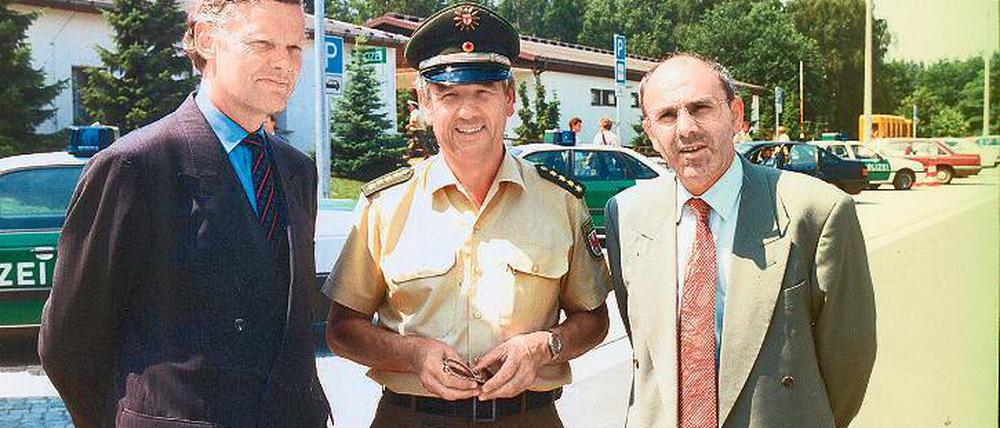 Abgeblitzt: Polizeipräsident von Schwerin (l) scheiterte mit seinen Warnungen an Innenminister Ziel (SPD; r). In der Mitte: von Schwerins Polizeiführer Peter Schultheiß.