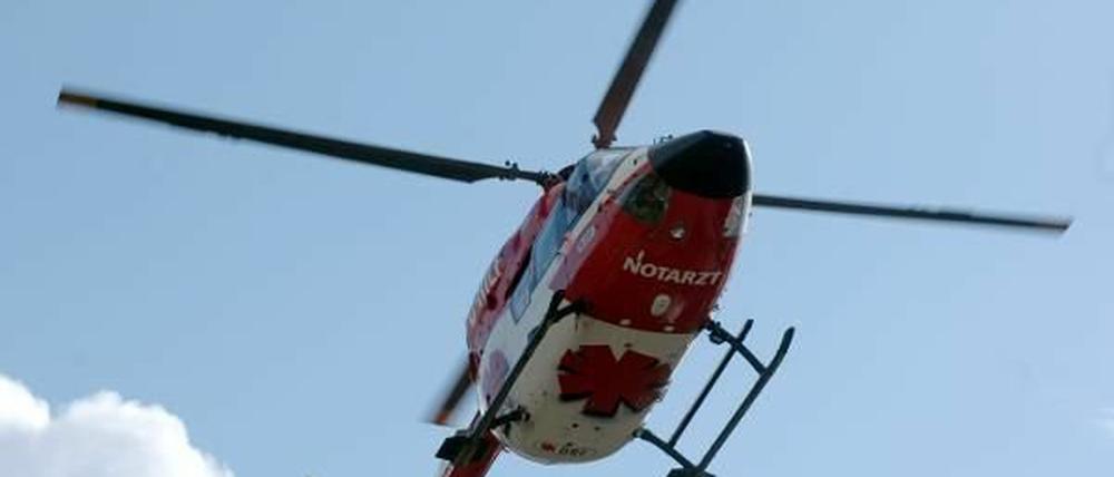 Ein Rettungshubschrauber brachte den Schwerverletzten in eine Berliner Spezialklinik.
