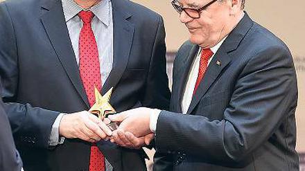 Stern vom Bundespräsidenten. Joachim Gauck ehrt Sieger Eintracht Hannover, vertreten durch Rolf Jägersberg.