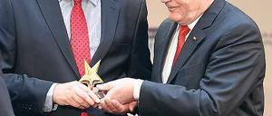 Stern vom Bundespräsidenten. Joachim Gauck ehrt Sieger Eintracht Hannover, vertreten durch Rolf Jägersberg.