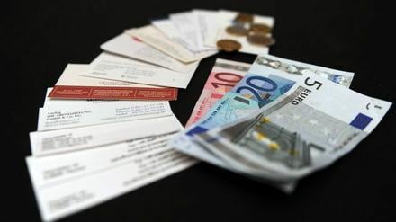 Adressenhändler, die mit Adressen aus Preisauschreiben und Abos, handeln sowie über Listen mit Namen und Kaufprofilen Geld generieren, leben von den persönlichen Daten der Menschen.