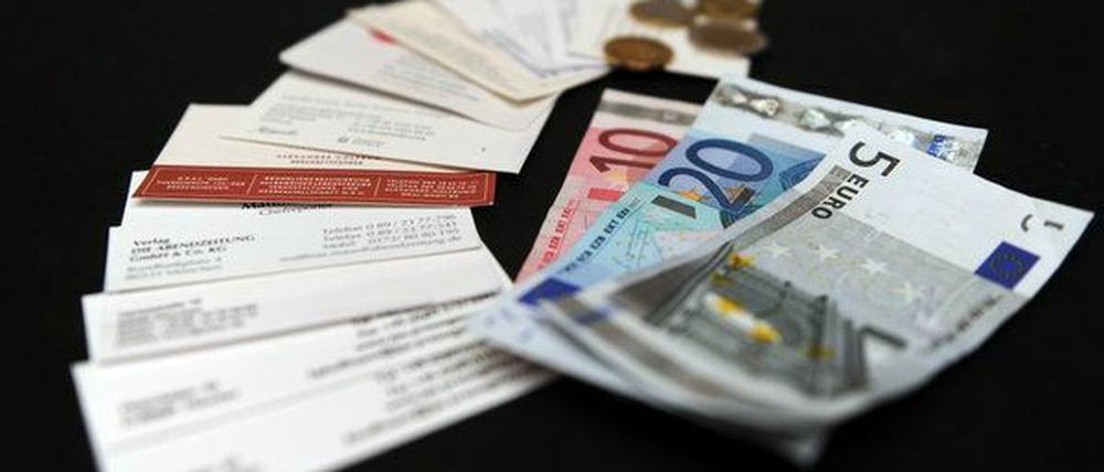 Adressenhändler, die mit Adressen aus Preisauschreiben und Abos, handeln sowie über Listen mit Namen und Kaufprofilen Geld generieren, leben von den persönlichen Daten der Menschen.