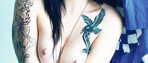 Konstruktion von Identität. Accessoires wie Piercings, Gothik-Look oder Tattoos finden sich auch in der Pornografie wieder – als Ausdruck individueller Identität.