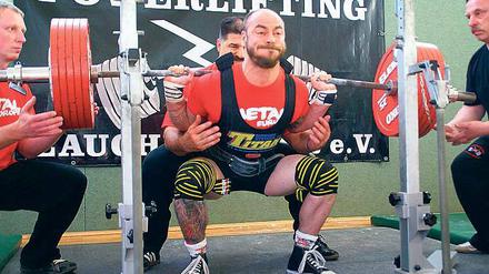 Gleich 285 Kilo auf den Schultern. Ron Kronschwitz von Gym Potsdam.